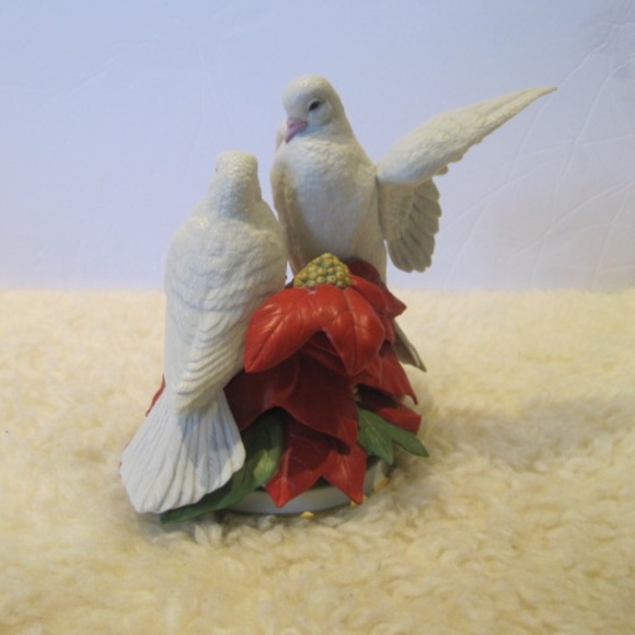 Vintage FRANKLIN MINT Christmas White Doves w/Poinsettia Figurine - Picture 6 of 8